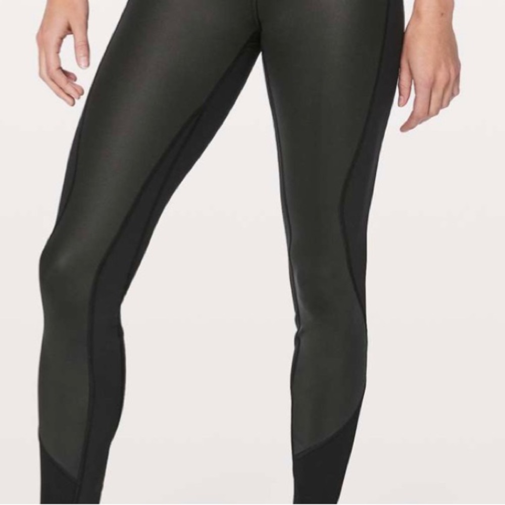 Black on Black Lululemon Wunder Luxtreme leggings. Size 6.